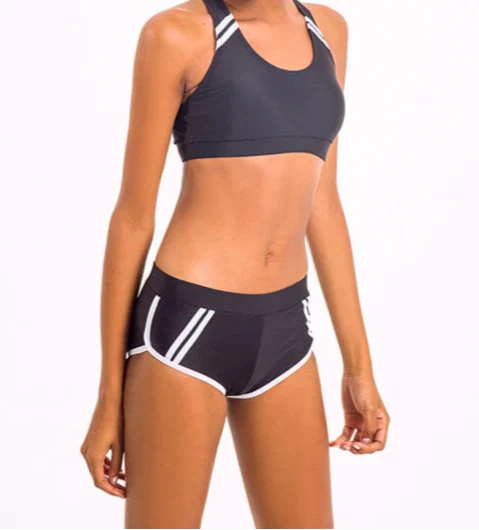 Bikini Deportivo con Top Recto y Short Cintura Mediana Ref: 0694